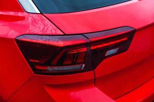 Nahaufnahme Detail auf einem der LED-roten Rücklichter Modernes rotes Crossover-Auto. Außendetail Automobil. foto