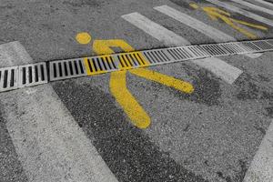 Nahaufnahme eines Fußgängerüberwegs mit einem gelben Personensymbol foto