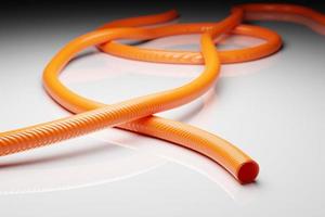 3D-Darstellung Oranger hohler Kunststoffschlauch isoliert auf weißem Hintergrund foto