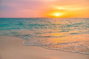 Nahaufnahme Meer Sandstrand. Panorama Strandlandschaft. inspirieren tropischen Strand Meerblick Horizont. orange und golden sonnenuntergang himmel ruhe ruhige entspannende sonnenlicht sommerstimmung. urlaub reisen urlaub banner foto