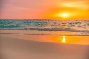 Nahaufnahme Meer Sandstrand. Panorama Strandlandschaft. inspirieren tropischen Strand Meerblick Horizont. orange und golden sonnenuntergang himmel ruhe ruhige entspannende sonnenlicht sommerstimmung. urlaub reisen urlaub banner foto