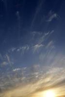 Abendsonnenunterganghimmel mit blauen und gelben Wolken foto