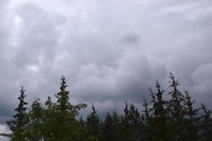 schwere gewitterblaue wolken mit regen und sturm foto