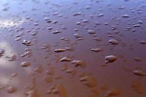 Wassertropfen nach Regen auf orangefarbenem Hintergrund foto