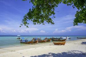 krabi, thailand -maya bay beach auf der insel phi phi ley saubere weiße sandstrände und smaragdgrünes meer. foto