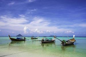 krabi, thailand -maya bay beach auf der insel phi phi ley saubere weiße sandstrände und smaragdgrünes meer. foto