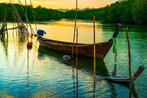 das kaputte schiff, ein altes verlassenes schiff am ozeanufer. thailändisches hölzernes motorboot. foto