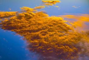 dramatischer roter und orangefarbener Himmel und abstrakter Hintergrund der Wolken. rot-orange Wolken am Sonnenuntergangshimmel. Hintergrund des warmen Wetters. Kunstbild des Himmels. abstrakter hintergrund des sonnenuntergangs. Dämmerungs- und Dämmerungskonzeptfreies Foto