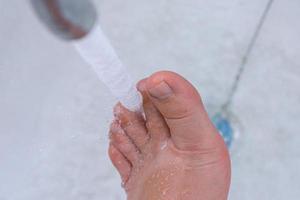 Einhaltung der persönlichen Hygiene, tägliches Waschen der Füße mit sauberem Wasser und Seife foto
