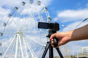 Videoaufnahmen mit der Kamera eines Riesenrads in einem Park vor dem Hintergrund eines bewölkten Himmels foto