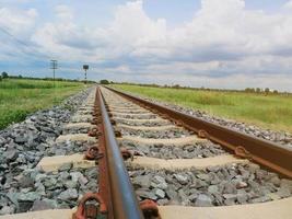 eine alte Eisenbahn, die Reiseroute, wenn die Sonne untergeht und die Natur und den Himmel sieht. foto