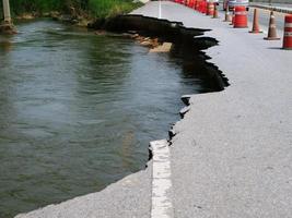 Naturkatastrophen haben Straßenoberflächen beschädigt und Straßenoberflächen beschädigt. Verkehrsstaus verursachen foto