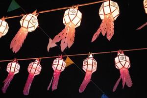 Laternen beim Loy Krathong Festival in Thailand foto
