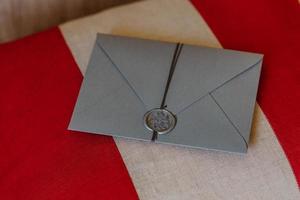 dieser Umschlag ist für Sie. Hochzeitseinladungskarte liegt auf rotem und weißem Hintergrund. Dekoration. Einladungskonzept. Korrespondenz foto