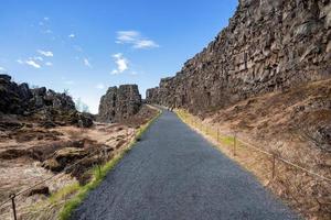 Straße inmitten von Felsformationen auf Klippen gegen den Himmel im Thingvellir-Nationalpark foto