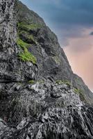 schöne aussicht auf die basaltsäulenformation auf einer klippe am berühmten reynisfjara-strand foto