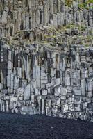 Wunderschöne majestätische Basaltsäulenformation am berühmten Strand von Reynisfjara foto
