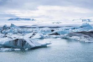schöne eisberge, die in der jokulsarlon-gletscherlagune im polaren klima schwimmen foto
