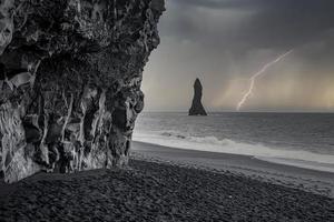 Szenische Aussicht auf den Blitz am Strand von Black Reynisfjara während der stürmischen Nacht foto