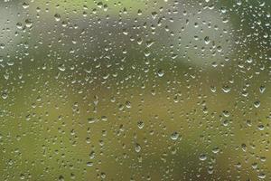 Regentropfen am Fenster foto