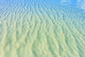 Meeresoberfläche und Sand foto