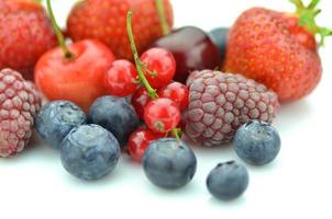 Beerenfrüchte Erdbeeren Himbeeren Kirschen Blaubeeren Johannisbeeren isoliert auf Weiß