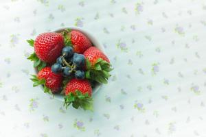 Erdbeeren und Blaubeeren in einer Schüssel foto