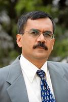 ein indischer geschäftsmann mit brille und hellblauem anzug foto