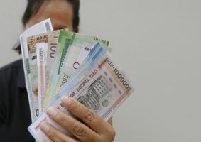 asiatische frauen zählen russische rubel in deiner hand. foto