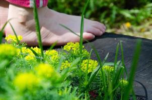 Kinderfüße eines Kindes ohne Schuhe im Sommer auf dem Rasen foto