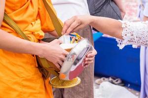 gibt dem buddhistischen Mönch Essen. foto
