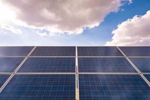 Solaranlage, Solarzelle mit der Sommersaison, heißes Klima führt zu einer erhöhten Stromerzeugung, alternative Energie zur Einsparung der Energie der Welt, Photovoltaik-Modul-Idee für saubere Energieerzeugung foto