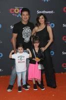 los angeles nov 8 - mario lopez, dominic lopez, gia lopez, courtney laine mazza bei der coco-premiere im el capitan theater am 8. november 2017 in los angeles, ca foto