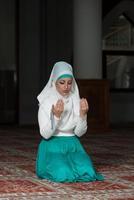 bescheidene muslimische Gebetsfrau foto