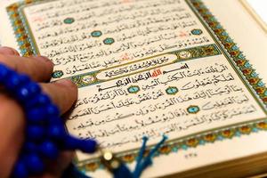 Blätter ganzer Koran mit den Namen Allahs foto