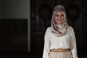 Porträt der jungen muslimischen Frau