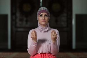 junge muslimische Frau, die betet foto