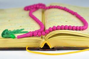 Koran mit Rosenkranz-Gebetsperlen in Farben und goldenen Seiten
