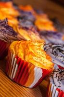 Halloween orange und schwarze Cupcakes foto