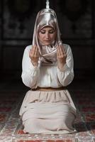 bescheidene muslimische Gebetsfrau foto