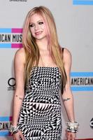 los angeles 21. nov - avril lavigne kommt bei den 2010 american music awards im nokia theater am 21. november 2010 in los angeles, ca foto