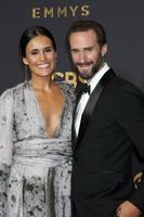 los angeles 17. sep - maria dolores dieguez, joseph fiennes bei den 69. primetime emmy awards ankünften im microsoft theater am 17. september 2017 in los angeles, ca foto