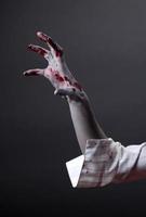 gruselige Zombiehand, extreme Körperkunst
