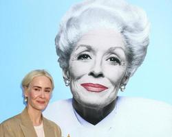 los angeles 26. märz - sarah paulson, mit plakat von holland taylor als ann richards bei der eröffnungsvorstellung von ann im pasadena playhouse am 26. märz 2022 in pasadena, ca foto