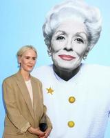 los angeles 26. märz - sarah paulson, mit plakat von holland taylor als ann richards bei der eröffnungsvorstellung von ann im pasadena playhouse am 26. märz 2022 in pasadena, ca foto