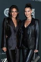 los angeles 4. jan - jessie jo stork und bella hadid bei der art of elysium gala kommen im hollywood palladium am 4. januar 2020 in los angeles, ca foto