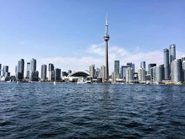 ein blick auf toronto vom meer in der nähe des flughafens foto