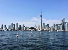 ein blick auf toronto vom meer in der nähe des flughafens foto