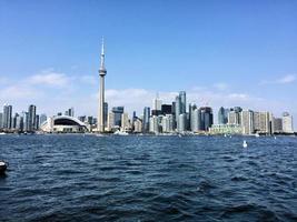 ein blick auf toronto vom meer in der nähe des flughafens foto