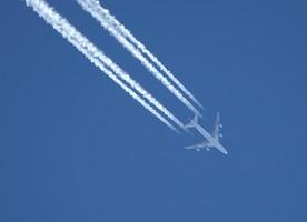 Flugzeug auf blauem Himmel foto